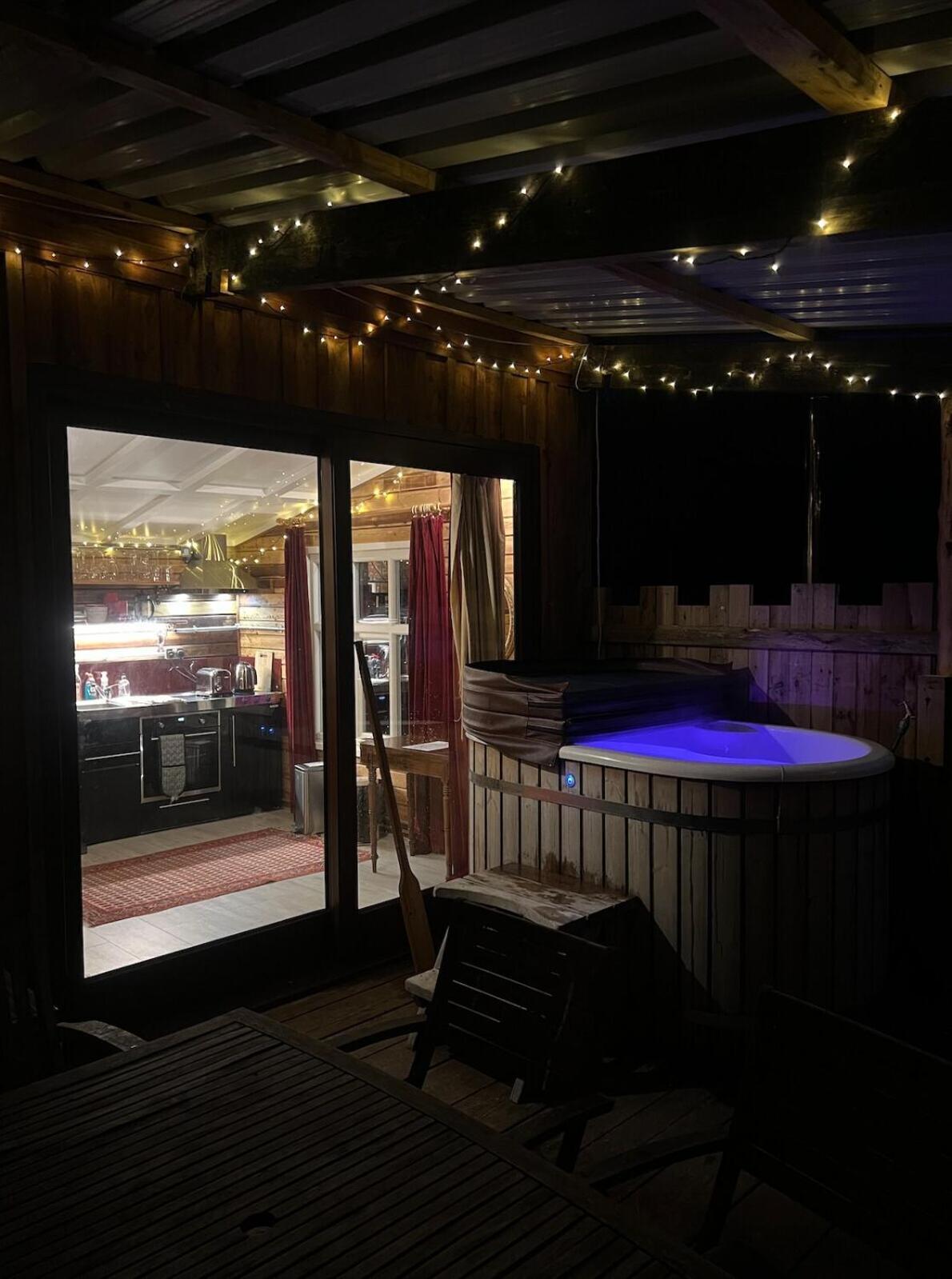 Moat Island Glamping * Norwich