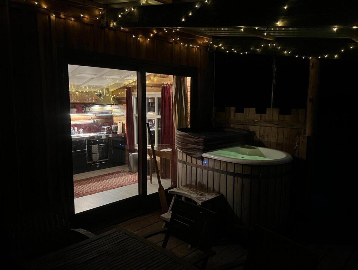 Moat Island Glamping * Norwich